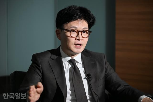 한동훈 "계엄과 줄탄핵 모두 자유민주주의 파괴... 내가 '87년 체제' 문 닫겠다" [인터뷰]