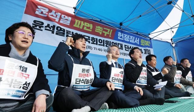 [사설] 광장에 진 친 여야, 윤 탄핵 선고 승복부터 약속해야