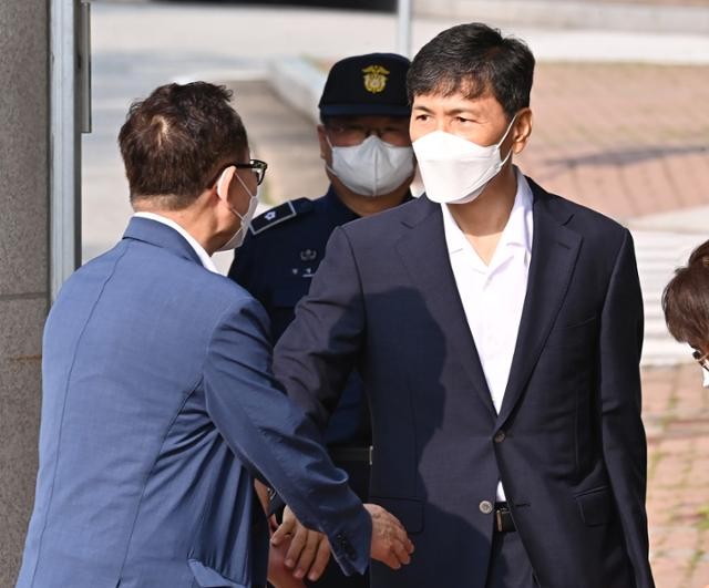 안희정, 성폭행 피해자에 8300만 원 배상해야