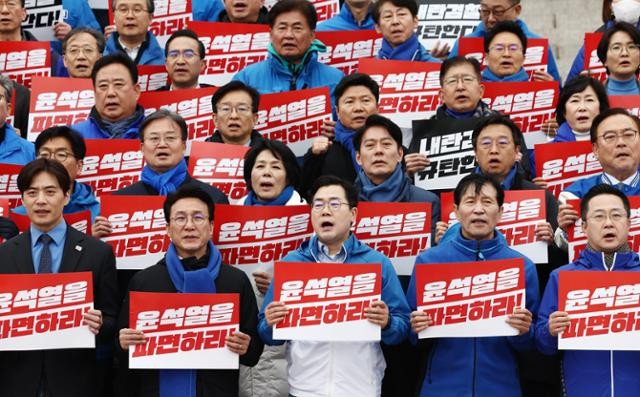 헌재 볼모 잡은 ‘겁박의 정치’… 野 도보 행진, �與 릴레이 시위