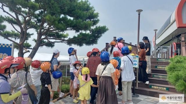 아이 곁에 어른 한 명이 존재한다는 것 [기고]
