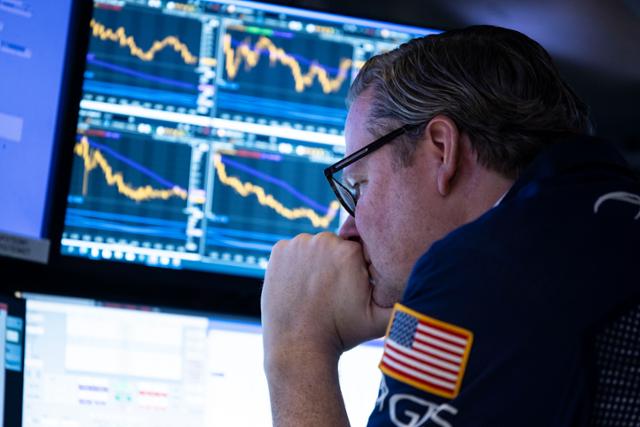 13일 미국 뉴욕 뉴욕증권거래소에서 한 트레이더가 모니터를 응시하고 있다. 뉴욕=EPA 연합뉴스