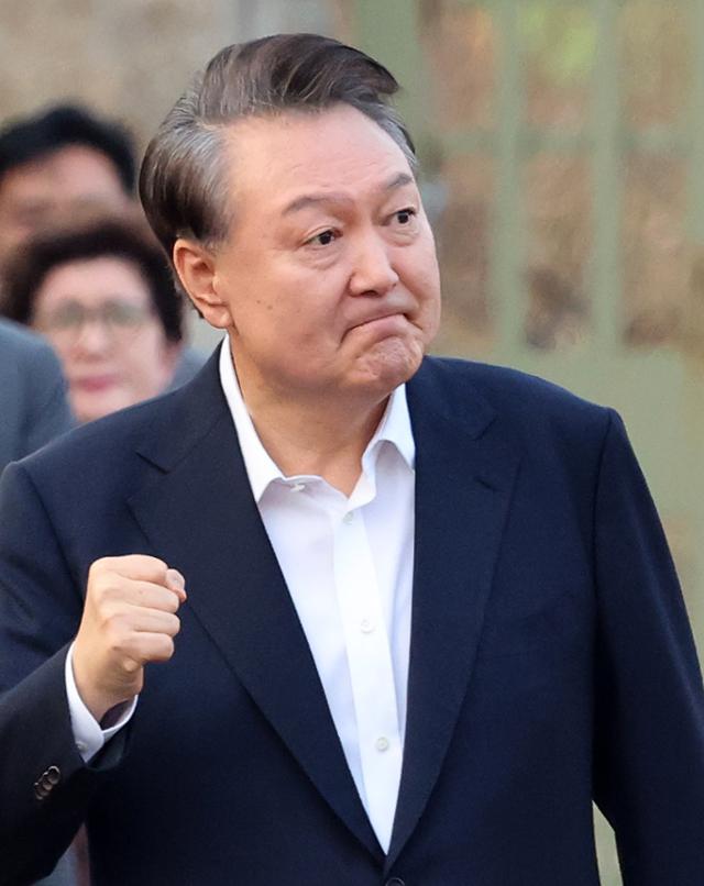 법원의 구속취소 청구 인용으로 석방된 윤석열 대통령이 지난 8일 경기 의왕시 서울구치소에서 풀려나 지지자들 앞에서 '주먹 세리머니'를 하고 있다. 뉴스1