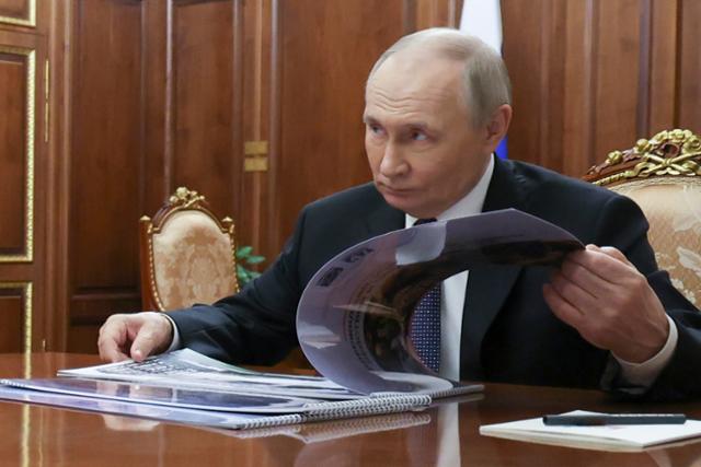 블라디미르 푸틴 러시아 대통령이 28일 러시아 모스크바 크렘린궁에서 회의를 주재하고 있다. 크렘린궁 제공, 모스크바=스푸트니크 AP 연합뉴스