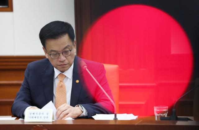 최상목 경제부총리 겸 기획재정부 장관이 2일 서울 종로구 정부서울청사에서 열린 경제관계장관회의에서 생각에 잠겨 있다. 뉴스1