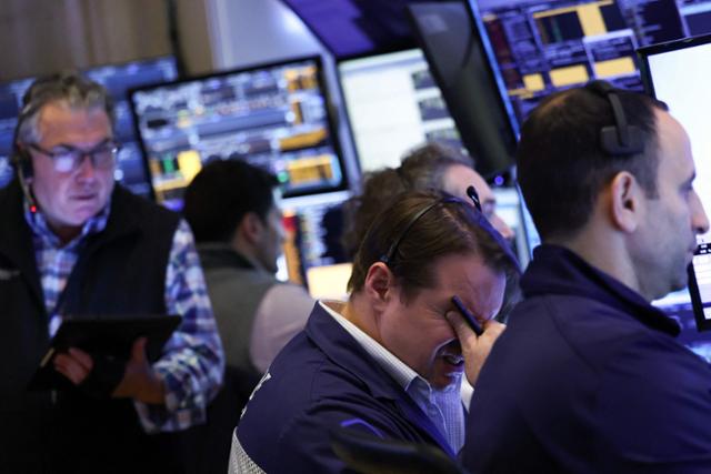 Traders at the New York Stock Exchange on the 3rd watch with serious expressions. On this day, the New York stock market suffered the worst day in five years since the early pandemic spread in 2020 due to the Trump administration's announcement of reciprocal tariffs the day before.
