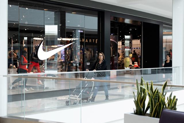 A shopper walks past a Nike store in a large shopping mall in King of Prussia, Pennsylvania, on the 3rd. On this day, Nike's stock price on the New York stock market plunged 14.44% compared to the previous session due to the reciprocal tariff shock announced by the Trump administration the day before.