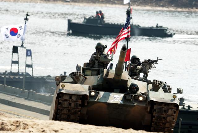 지난달 20일 경기 연천군 임진강 일대 석은소 훈련장에서 열린 한미 연합 제병협동 도하훈련 중 미국 국기인 성조기를 단 K1E1전차가 연합부교를 건너고 있다. 사진공동취재단