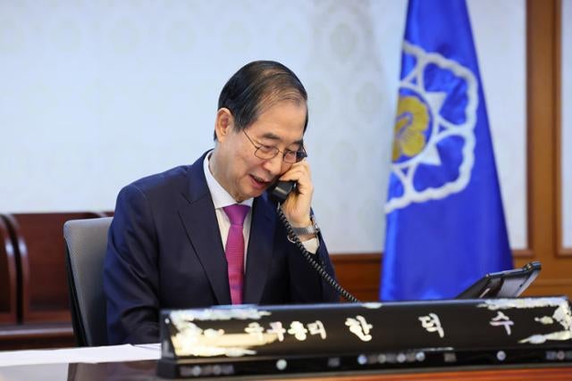 <b>한덕수</b>-<b>트럼프</b> 28분간 첫 <b>통화</b>… <b>트럼프</b> "훌륭한 <b>통화</b>"