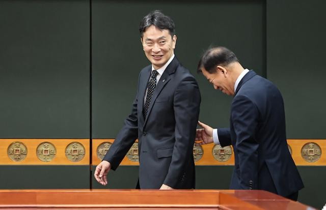 이복현, 이번엔 민주당 겨냥 "상법 개정안 재의결 미루면 내로남불"