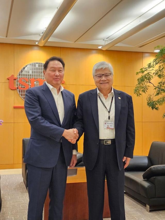 대만 TSMC 찾은 최태원... 불확실성 속 반도체 협력 강도 높인다