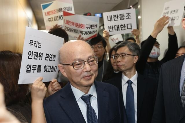 尹 파면에도 인권위 침묵... 내부에선 "尹 방어권 보장 의결 사과해야"