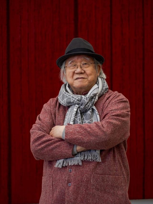 캔버스 대신 마대 뒤에 색을 칠했다... 90세 단색화 거장의 실험
