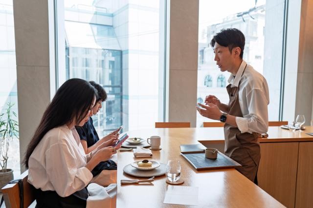 채식은 맛이 없다?... 국내 최초 미쉐린 별 받은 '비건 레스토랑' [장준우가 만난 셰프들]
