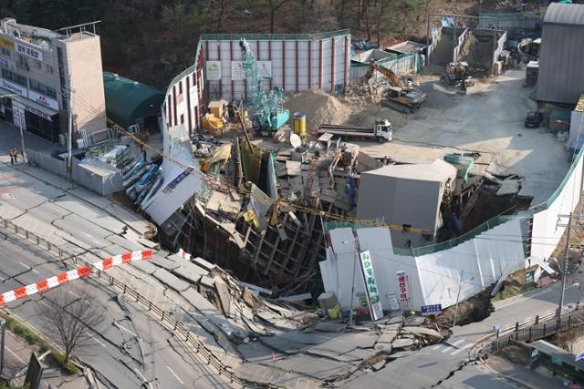 "꽝 소리 후 무너져" 광명 신안산선 공사장 붕괴... 1명 고립·1명 실종