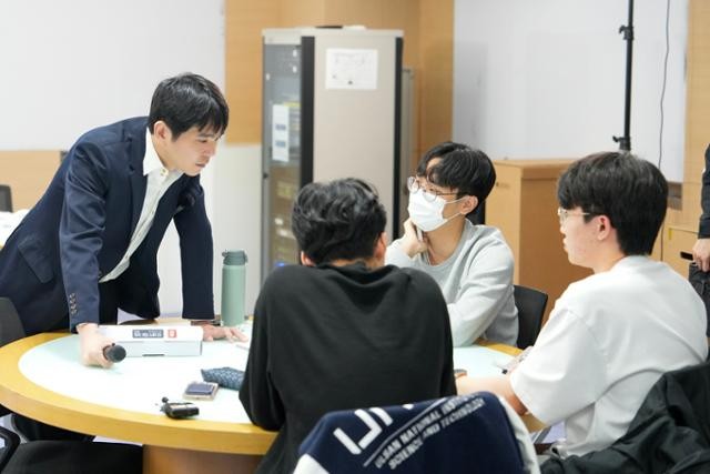 과학영재들 가르치는 이세돌 '교수'... "AI와 조화 이루는 통찰력 전수하겠다"