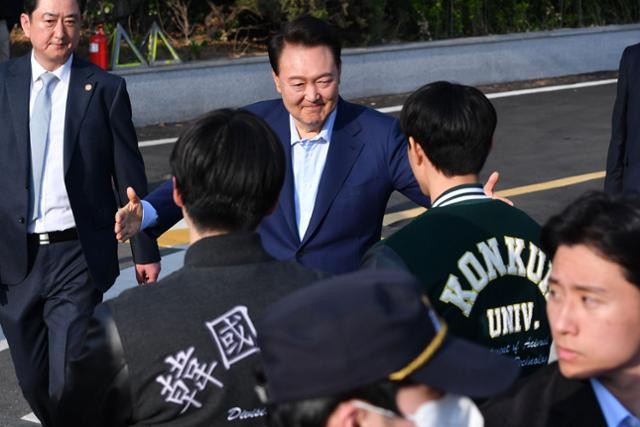 파면된 尹 관저 떠나면서도 반성 없었다... 대통령실 직원 200명이 배웅