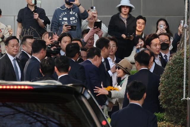 尹 자택 앞에서 "윤 어게인" 연호한 지지자들… 곳곳에선 고성 오가며 실랑이도