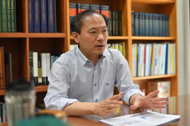 "중국의 서해 구조물 놔두면 인정하는 격... 항의하고 배 띄워 감시해야" [인터뷰]