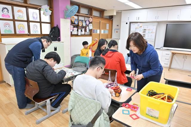 “아이들이 할퀴어 남은 상처…마음 이해하기에 괜찮아요” 특수학교 지키는 파수꾼들