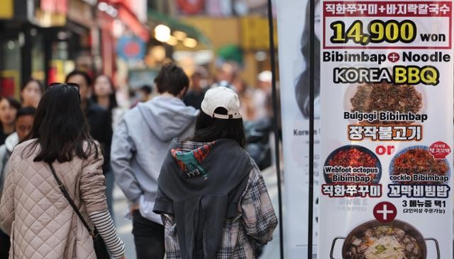 숙박·음식점 '역대 최장' 22개월 내리막... 10조 추경 마중물 될까