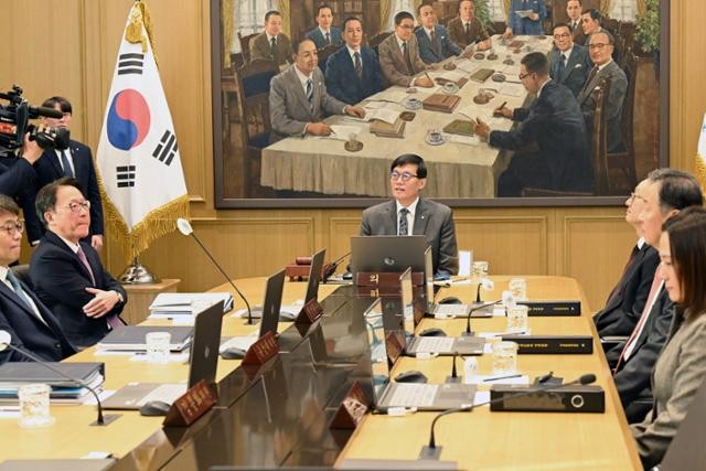 경기부양 급하지만 널뛰는 환율이 발목...한은, '금리 동결' 무게
