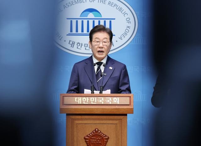 옷깃만 스쳐도 상한가?… 선거마다 반복되는 ‘정치인 테마주’ 잔혹사