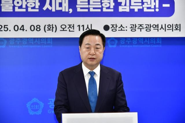 <b>김두관</b> "특정 후보 추대 <b>민주당 경선 거부</b>... 노무현 정신 버렸다"