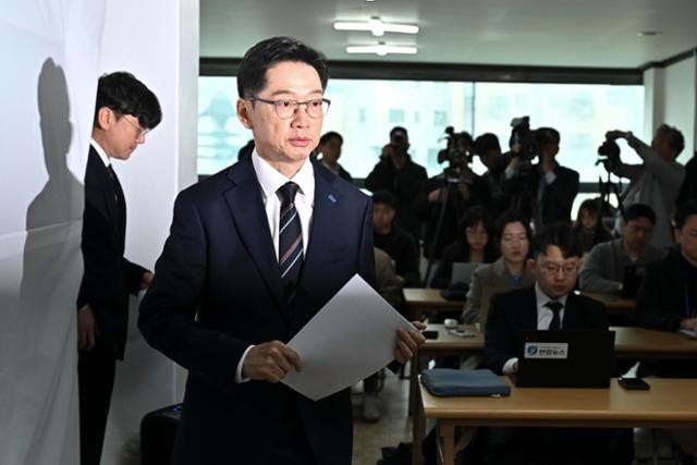 '청와대 복귀' 치고 나온 김경수… 김동연은 2030 스킨십 강화