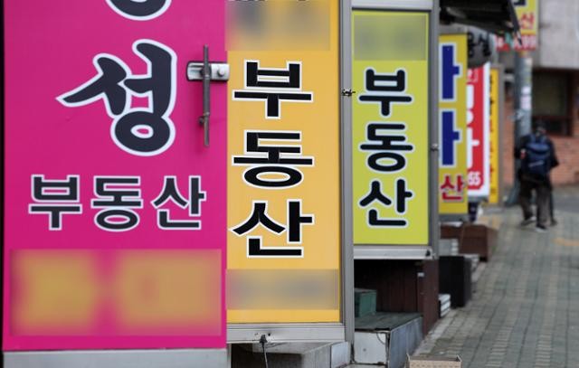 "중개사무소 넘깁니다" 양도글 올해만 2500건... 최악 경기에 개업도 최저