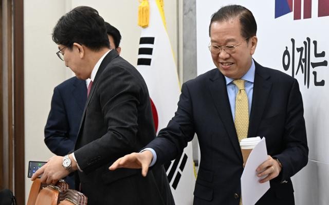 국민의힘 '반탄만의 리그' 전락하나… 경선 첫날부터 '첩첩산중'