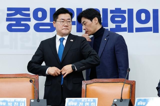 "특정 후보 추대식" 전락한 민주당 경선… '부자 몸조심'에 흥행과 통합 날렸다