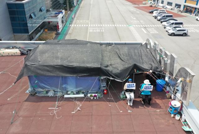 "외투기업 알맹이 빼먹기에 당했다"···464일째 고공농성 중인 두 여성의 사연