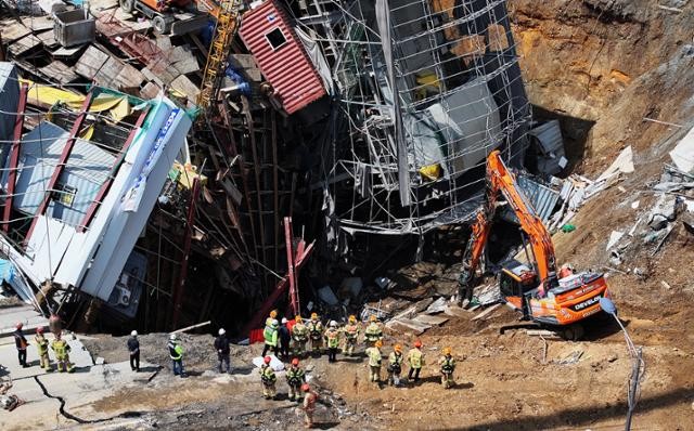 <b>신안산선</b> 공구 <b>붕괴 실종자</b> 어디에...잔해 헤집고 지하 20ｍ 진입했으나...