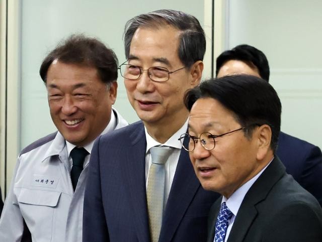 <b>한덕수</b>, <b>권한대행</b> 첫 호남행... 광폭 행보에 다시 불붙는 대망론