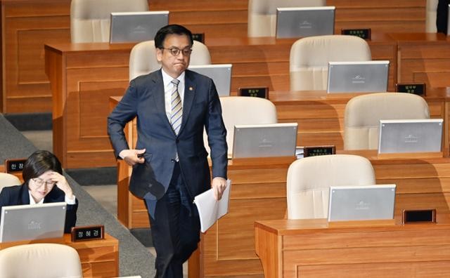 국회, 최상목 '12조 추경' 두고 "뒷북·찔끔" 질타… 崔 "관세 협상 마무리는 새 정부에서"