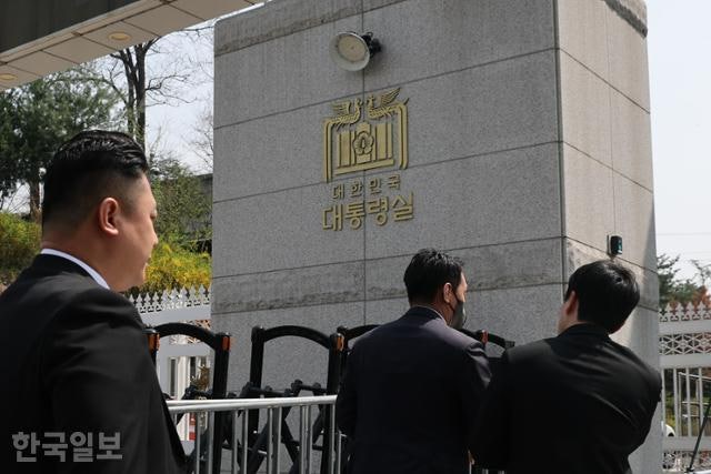 경찰, 대통령실 등 압수수색 시도… 10시간 대치 끝 임의제출 받기로