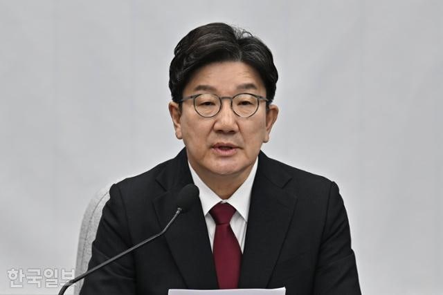 <b>권성동</b>, 尹에 직언 못한 과오 반성... "수직적 당정관계 책임 통감"