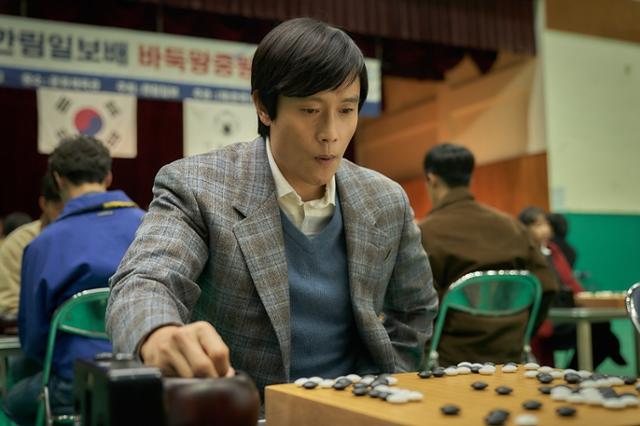 영화 '승부'에서 바둑을 두고 있는 조훈현(이병헌). 바이포엠스튜디오 제공
