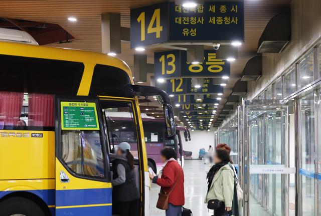10여 년 전 800원 횡령으로 해고된 버스기사 사연이 알려지면서 "법제도가 노동자에게만 유독 가혹하다"는 지적이 나오고 있다. 지난달 성남종합버스터미널에서 승객들이 버스에 오르고 있다. 사진은 기사와 직접 연관이 