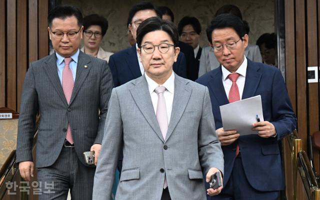 권성동 국민의힘 원내대표가 29일 국회에서 열린 원내대책회의에 참석하고 있다. 고영권 기자