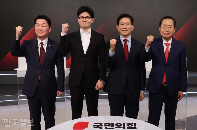 지난 26일 서울 중구 매경미디어센터에서 열린 국민의힘 대통령 선거 제2차 경선 후보자 토론회에서 후보들이 토론에 앞서 기념 촬영을 하고 있다. 왼쪽부터 안철수, 한동훈, 김문수, 홍준표 후보. 국회사진기자단