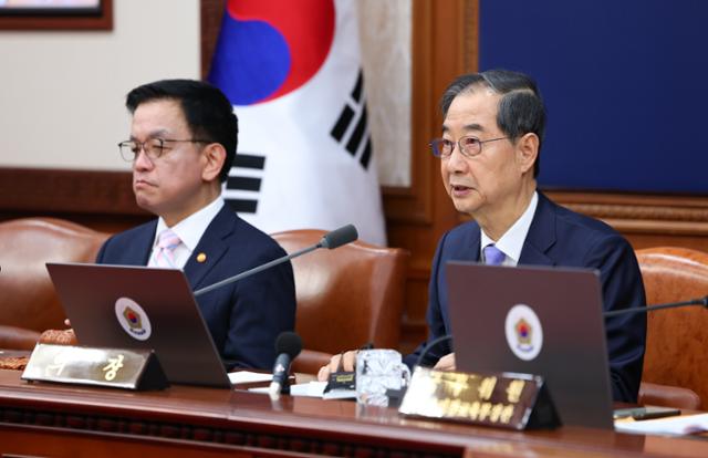 한덕수(오른쪽) 대통령 권한대행 국무총리가 29일 정부서울청사에서 국무회의를 &#51474;재하며 발언하고 있다. 뉴시스