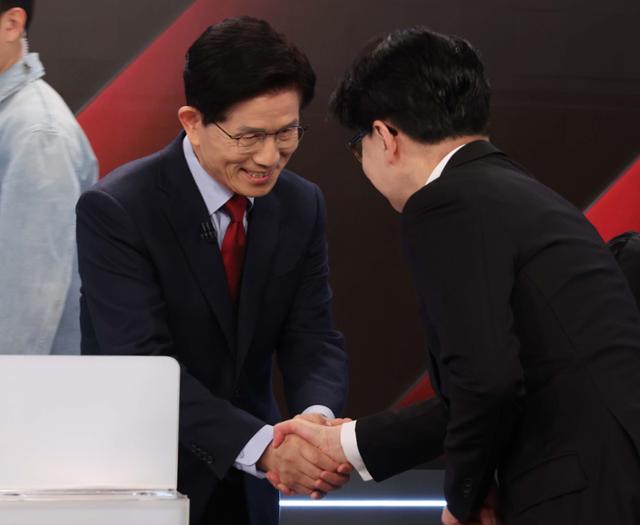 26일 서울 중구 매경미디어센터에서 열린 국민의힘 대통령 선거 제2차 경선 후보자 토론회에서 김문수(왼쪽), 한동훈 후보가 인사를 나누고 있다. 뉴시스