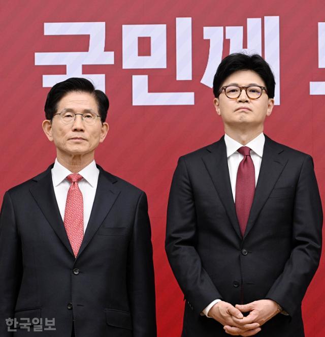 29일 여의도 국민의힘 당사에서 열린 3차 경선 진출자 발표 행사에서 김문수(왼쪽) 전 고용노동부 장관과 한동훈 전 대표가 결과 발표를 듣고 있다. 고영권 기자29일 여의도 국민의힘 당사에서 열린 3차 경선 진출자 