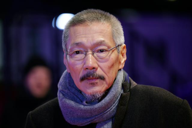 홍상수 감독이 지난해 2월 19일(현지시간) 독일 베를린에서 열린 제74회 베를린영화제 레드카펫 행사에 참석하고 있다. 연합뉴스