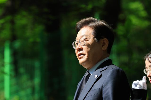 이재명 더불어민주당 대선 후보가 28일 오전 서울 동작구 국립서울현충원에서 박정희 전 대통령의 묘역을 참배하고 있다. 뉴시스