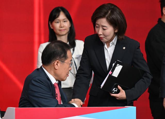 20일 서울 강서구 ASSA아트홀에서 열린 '제21대 대통령 선거 국민의힘 1차 경선 토론회에 참석한 홍준표(앞줄 왼쪽) 전 대구시장과 나경원(오른쪽) 국민의힘 의원이 악수하고 있다. 뉴시스