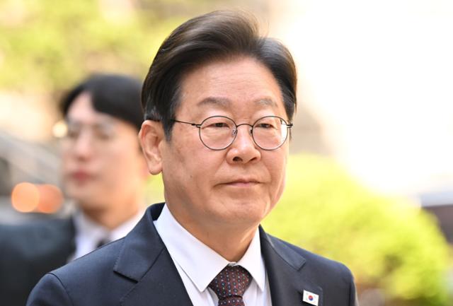 이재명 더불어민주당 대선 후보가 29일 서울 서초구 중앙지법에서 열린 '대장동 배임·성남FC 뇌물' 관련 1심 속행 공판에 출석하고 있다. 박시몬 기자