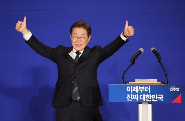이재명 더불어민주당 대선 후보가 30일 서울 여의도 국회 의원회관에서 열린 더불어민주당 제21대 대통령선거 '진짜 대한민국' 중앙선거대책위원회 출범식에서 엄지를 들어 보이며 미소짓고 있다. 연합뉴스